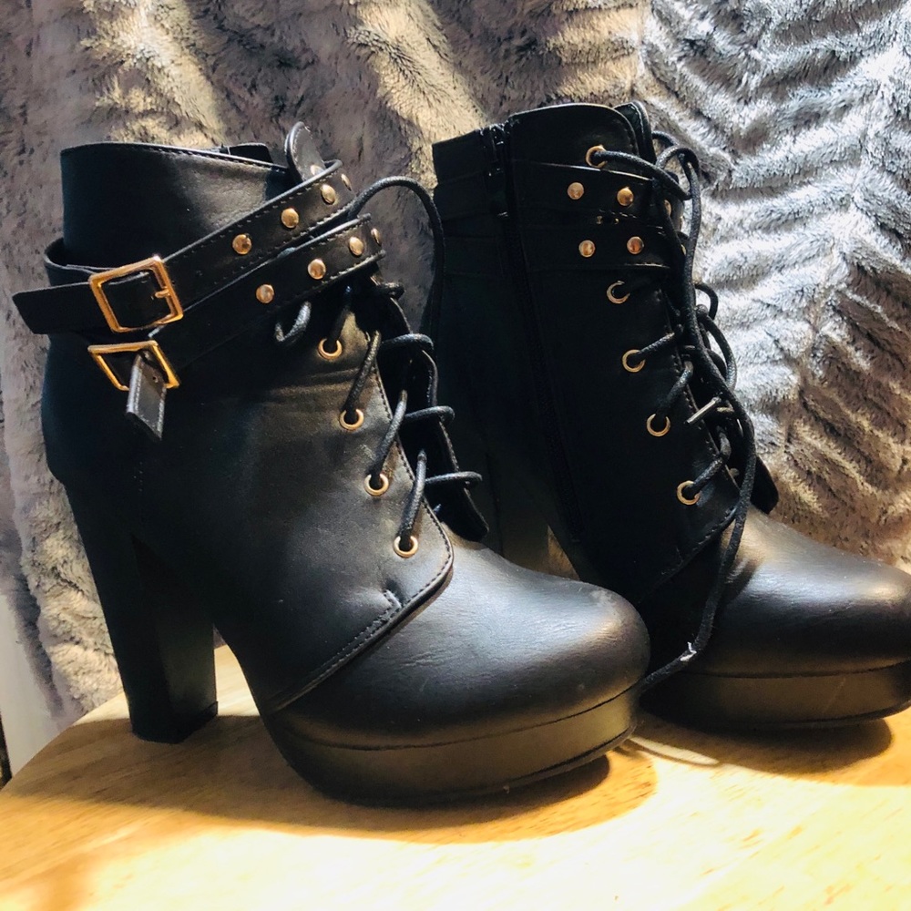 Stylish ankle boot with heel - Picture 2 of 5